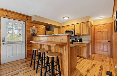 Sevierville Cabin | Bear Hideaway Cozy 3BR Cabin