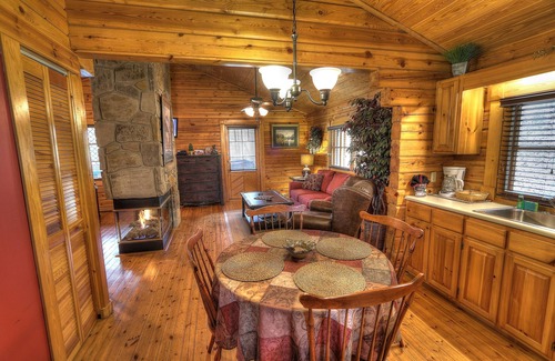 Sevierville Cabin | Bear Hugs #23 - Charming & Clean Log Cabin!