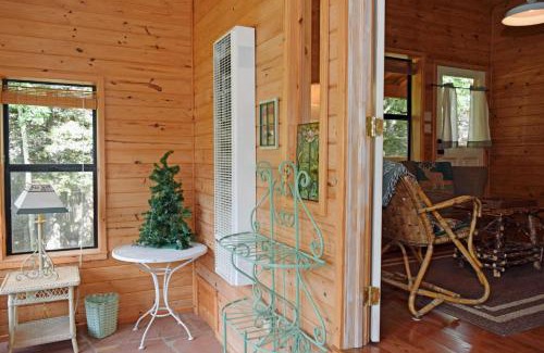Red River House | Bear Hugs - Cozy Cottage - WiFi - Rustic Decor - Country Style Kitchen - Perfect for a Couples Getaway!