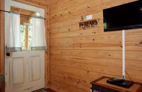 Red River House | Bear Hugs - Cozy Cottage - WiFi - Rustic Decor - Country Style Kitchen - Perfect for a Couples Getaway!