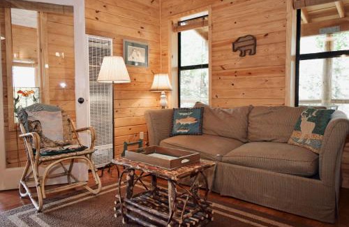 Red River House | Bear Hugs - Cozy Cottage - WiFi - Rustic Decor - Country Style Kitchen - Perfect for a Couples Getaway!