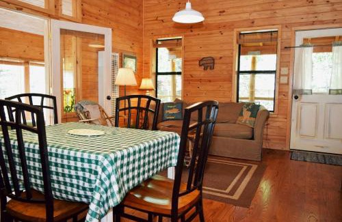 Red River House | Bear Hugs - Cozy Cottage - WiFi - Rustic Decor - Country Style Kitchen - Perfect for a Couples Getaway!