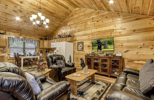 Gatlinburg - Pigeon Forge Cabin | Bear Hugs, Free Attraction Tickets, Hot Tub, WIFI!