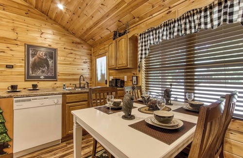 Gatlinburg - Pigeon Forge Cabin | Bear Hugs, Free Attraction Tickets, Hot Tub, WIFI!