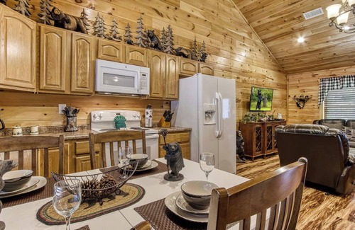 Gatlinburg - Pigeon Forge Cabin | Bear Hugs, Free Attraction Tickets, Hot Tub, WIFI!