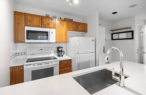 Whistler Village Condo | Bear Lodge One Bedroom by MVA