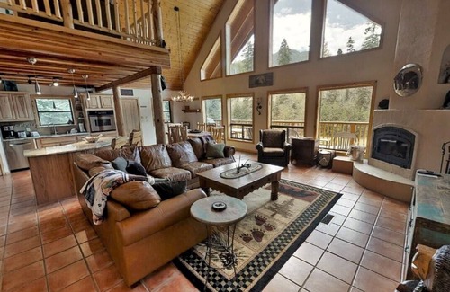 Red River Cabin | Bear Mountain Cabin - Beautifully Updated Upper Valley Home - WiFi - Satellite -