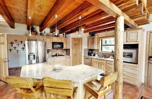 Red River Cabin | Bear Mountain Cabin - Beautifully Updated Upper Valley Home - WiFi - Satellite -