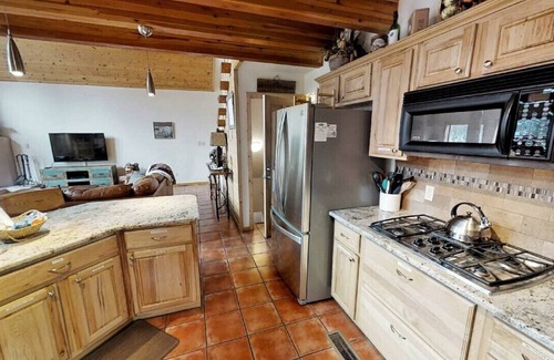 Red River Cabin | Bear Mountain Cabin - Beautifully Updated Upper Valley Home - WiFi - Satellite -