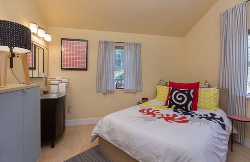 Bear Creek Bed & Breakfast | Bear Mountain Room at Bell In The Woods B&B (Full/Second Floor)Max 2ppl