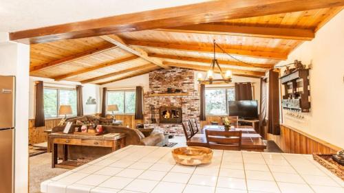 Upper Moonridge House | Bear Mt. Retreat