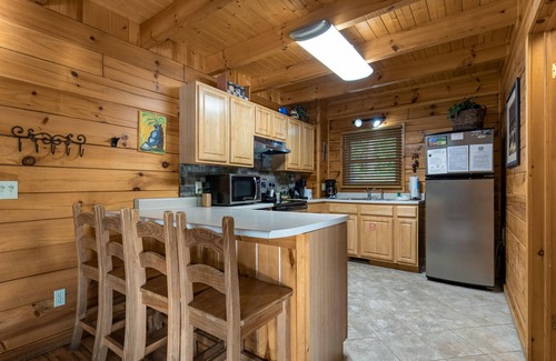 Gatlinburg - Pigeon Forge Cabin | Bear Necessities | Hot Tub + Serene Views & Pool Table!
