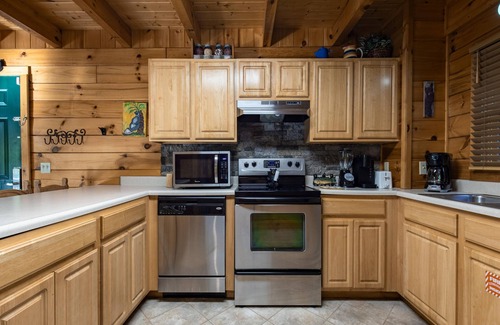Gatlinburg - Pigeon Forge Cabin | Bear Necessities | Hot Tub + Serene Views & Pool Table!