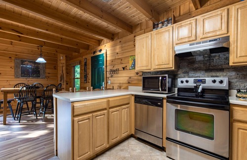 Gatlinburg - Pigeon Forge Cabin | Bear Necessities | Hot Tub + Serene Views & Pool Table!