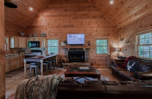 Blowing Rock Cabin | Bear Pause cabin, ideally located between Blowing Rock and Boone!