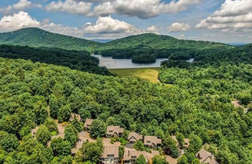 Big Canoe House | Bear Pause Cottage - Big Canoe Cottage Rental - Fireplace, Screened Porch, Ping Pong, Stylish Decor, Hiking Trails - Big Canoe,