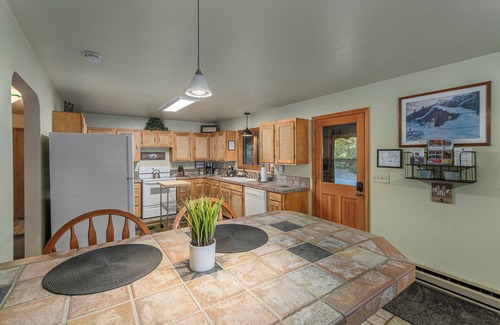 Leavenworth Cabin | Bear Paw-Near Reindeer Farm/Village, Hot Tub, WIFI