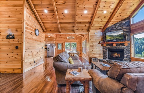 Gatlinburg - Pigeon Forge Cabin | Bear Ridge Mtn View: Pool Table, Arcade Game, Shuffleboard & Mountain Views