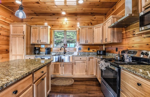 Gatlinburg - Pigeon Forge Cabin | Bear Ridge Mtn View: Pool Table, Arcade Game, Shuffleboard & Mountain Views