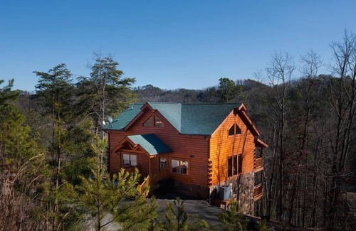 Pigeon Forge Cabin | Bear's Bliss in Pigeon Forge #unforgettable 2 bedroom w/Indoor Pool, Games & Full Theater!