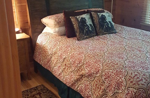 Austinville Cabin | Bear's Lair Cabin on the New River~ Relax in Rustic Elegance