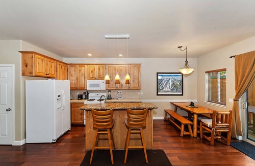 Summit Estates House | Bear Summit by Destination Big Bear : Luxury Town Home! Walk Summit! Hot Tub! Flat Fenced Yard! Foosball!