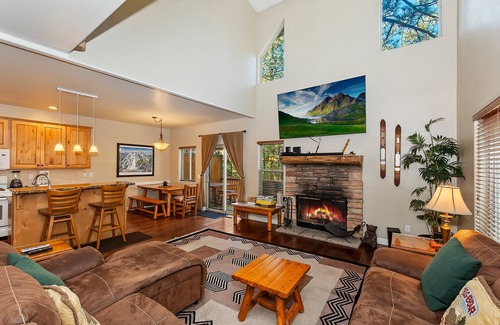 Summit Estates House | Bear Summit by Destination Big Bear : Luxury Town Home! Walk Summit! Hot Tub! Flat Fenced Yard! Foosball!