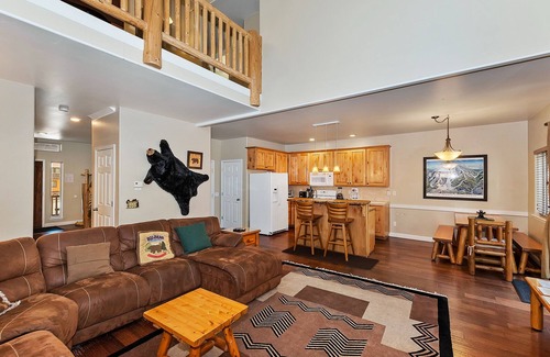 Summit Estates House | Bear Summit by Destination Big Bear : Luxury Town Home! Walk Summit! Hot Tub! Flat Fenced Yard! Foosball!