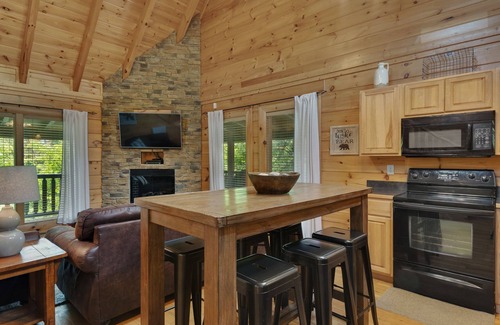 Sevierville Cabin | Bear Walker Lodge - Luxury Cabin, 2bd/2ba+Twin Bunks, Gated, Pools, Mini-Golf