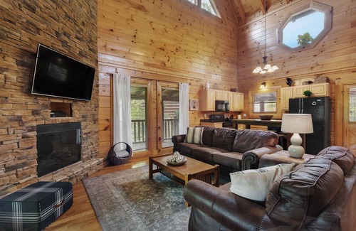 Sevierville Cabin | Bear Walker Lodge - Luxury Cabin, 2bd/2ba+Twin Bunks, Gated, Pools, Mini-Golf