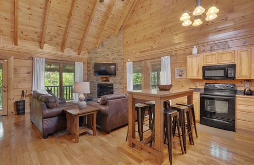 Sevierville Cabin | Bear Walker Lodge - Luxury Cabin, 2bd/2ba+Twin Bunks, Gated, Pools, Mini-Golf
