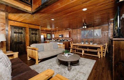 Pigeon Forge Cabin | Bearadise Cove 5 minutes from all the fun