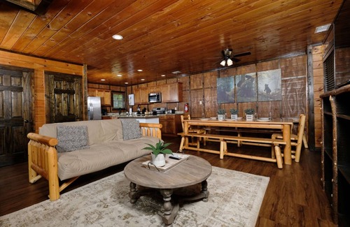 Pigeon Forge Cabin | Bearadise Cove 5 minutes from all the fun