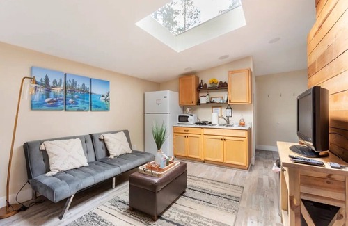 Tahoe Island Apartment | BEARadise Studio ~ Private SAUNA & Pet friendly ~ hosted by Fill Your Nature Cup