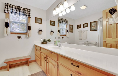 Gatlinburg - Pigeon Forge Cabin | Bearfoot Inn 3 Bedroom Cabin in Pigeon Forge, WIFI