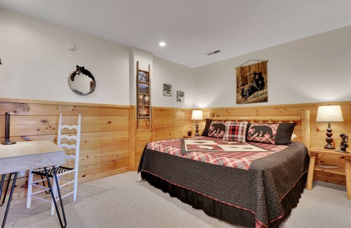 Gatlinburg - Pigeon Forge Cabin | Bearfoot Inn 3 Bedroom Cabin in Pigeon Forge, WIFI