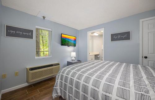 Gatlinburg House | Bearfoot Lodge Gatlinburg Condo, Free Parking, & only a 12 mile from Ripley's Aquarium