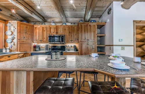 Ruidoso Cabin | Bearfoot Lodge: Hot Tub, Pets, Near River & Trails