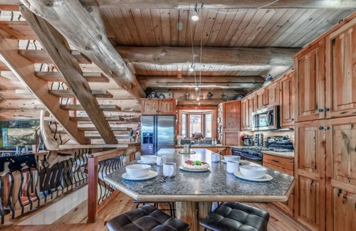 Ruidoso Cabin | Bearfoot Lodge: Hot Tub, Pets, Near River & Trails