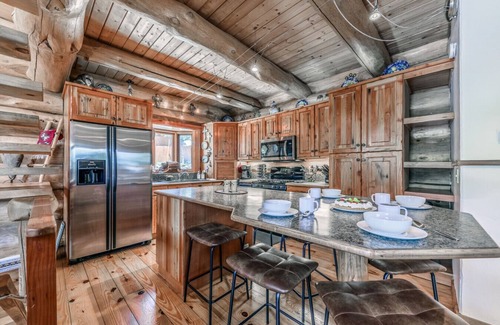 Ruidoso Cabin | Bearfoot Lodge: Hot Tub, Pets, River & Trails