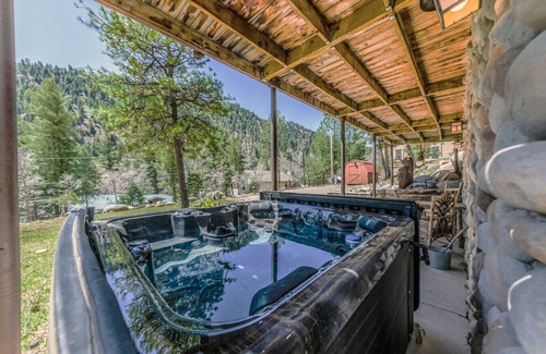Ruidoso Cabin | Bearfoot Lodge: Hot Tub, Pets, River & Trails