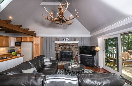 McHenry House | Bearfoot Lodge | Lakefront, Private Dock + Hot Tub