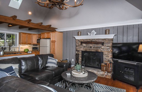 McHenry House | Bearfoot Lodge | Lakefront, Private Dock + Hot Tub