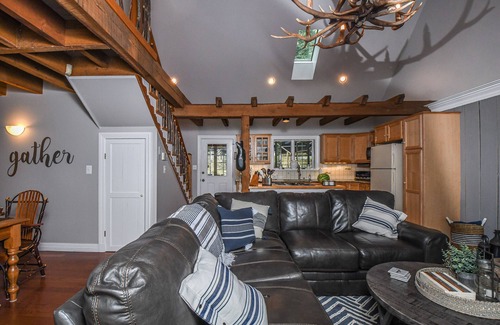 McHenry House | Bearfoot Lodge | Lakefront, Private Dock + Hot Tub