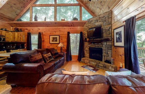 Gatlinburg - Pigeon Forge House | Bearfoot Lodge