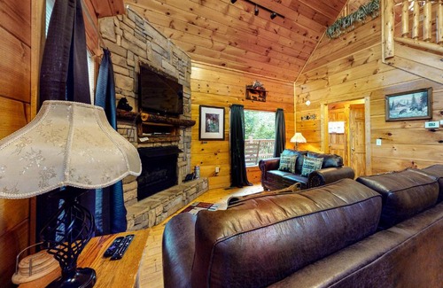 Gatlinburg - Pigeon Forge House | Bearfoot Lodge