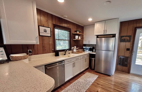 Charter Hills Cabin | Bearfoot on Beech Mtn Updated Cabin/Amazing Deck & Views/Club Sports Membership