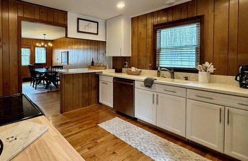 Charter Hills Cabin | Bearfoot on Beech Mtn Updated Cabin/Amazing Deck & Views/Club Sports Membership