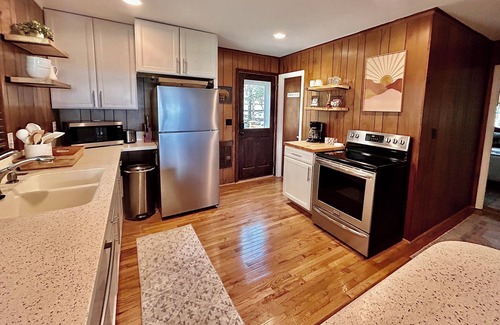 Charter Hills Cabin | Bearfoot on Beech Mtn Updated Cabin/Amazing Deck & Views/Club Sports Membership