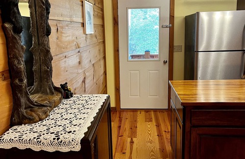 Rabun Gap Cabin | BearPaw Cabin- Charming and cozy cabin in the woods- WiFi-Pet Friendly-Secluded